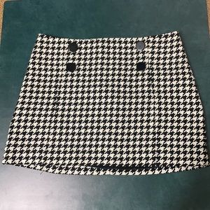 EXPRESS NWT SIZE 4 Blk/Wht Houndstooth Miniskirt
